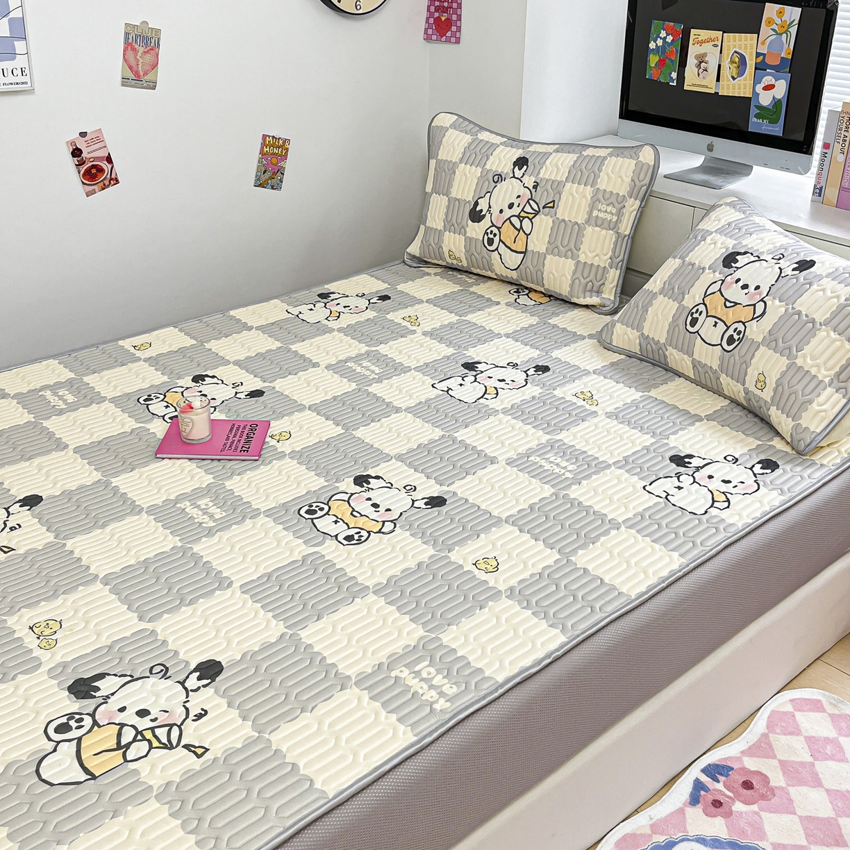 91家纺网 家纺一手货源 找家纺 摩妮卡 2026春夏新款凉感丝印花小清新乳胶凉席席子床笠款三件套 棋格小狗