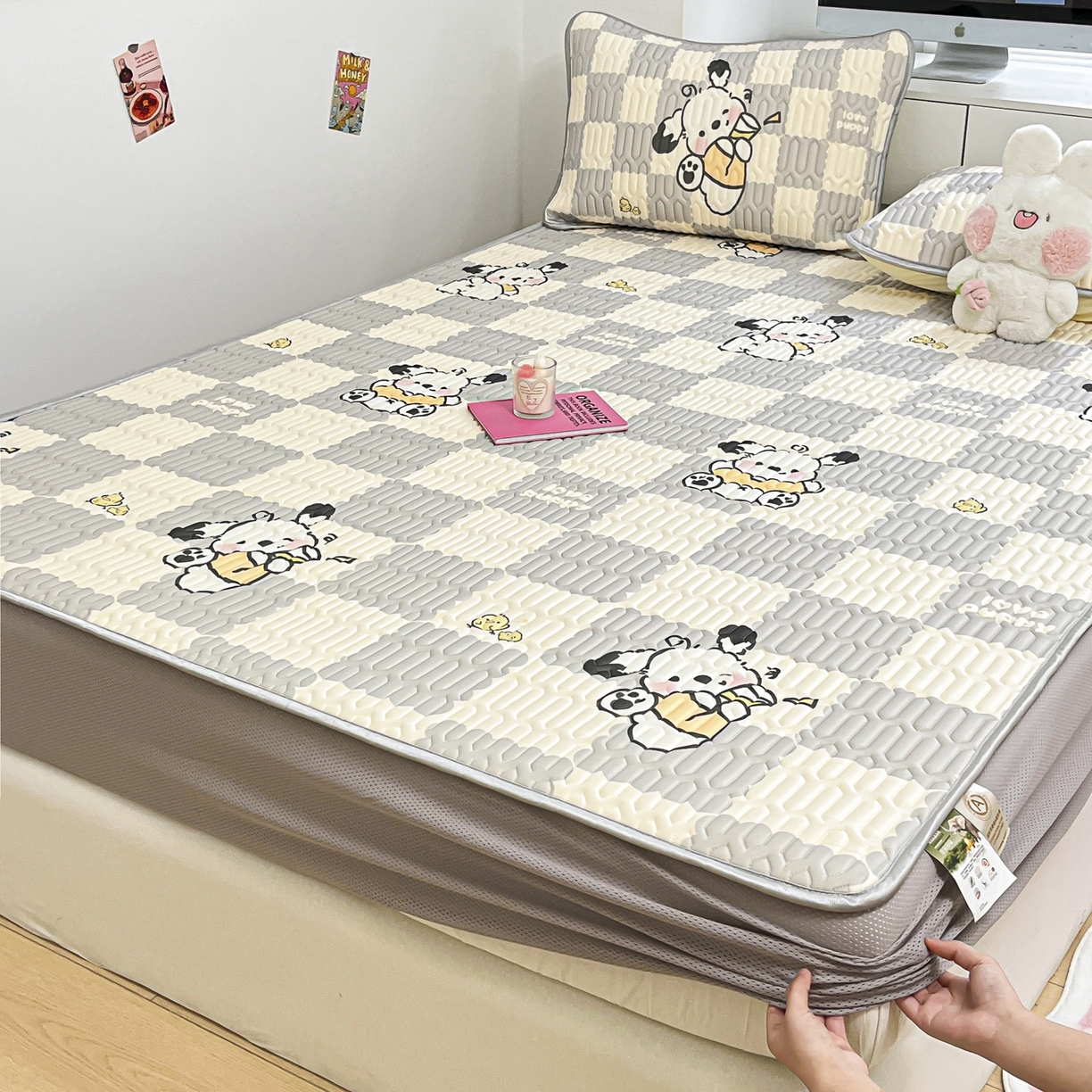 91家纺网 家纺一手货源 找家纺 摩妮卡 2026春夏新款凉感丝印花小清新乳胶凉席席子床笠款三件套 棋格小狗