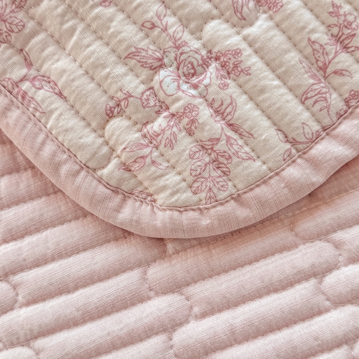 91家纺网 家纺一手货源 找家纺 2026新款云感双层纱印花夹棉床盖 知秋