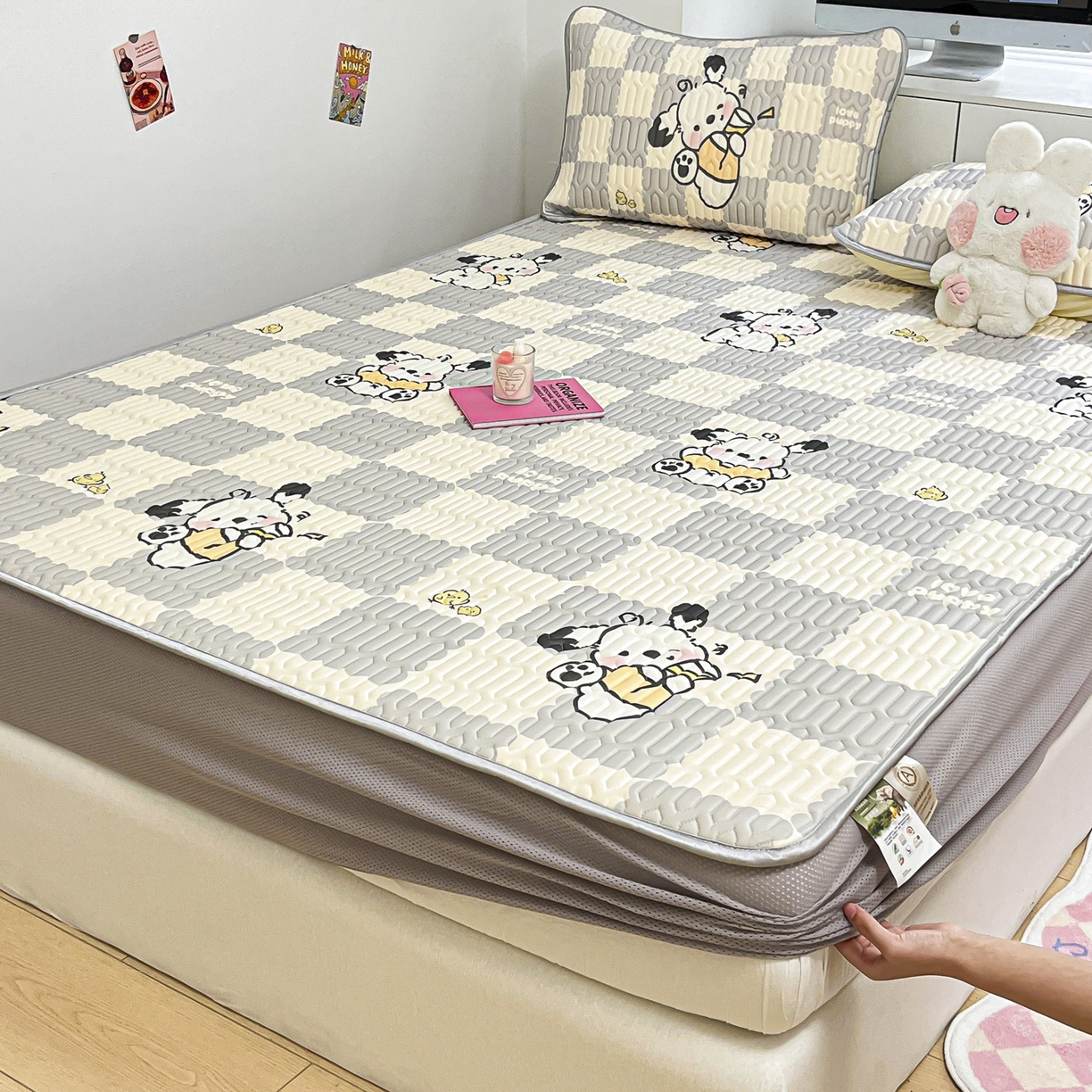 91家纺网 家纺一手货源 找家纺 摩妮卡 2026春夏新款凉感丝印花小清新乳胶凉席席子床笠款三件套 棋格小狗