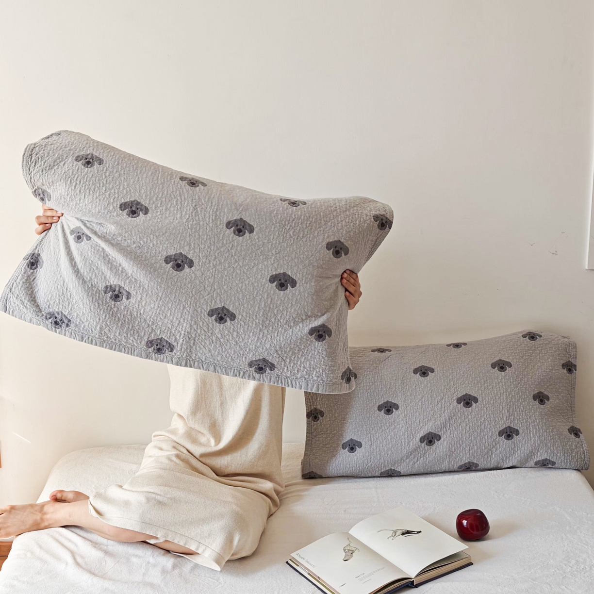 91家纺网 家纺一手货源 找家纺 沐瑟家纺 2026新款卡通小清新枕巾 叮叮狗 灰色