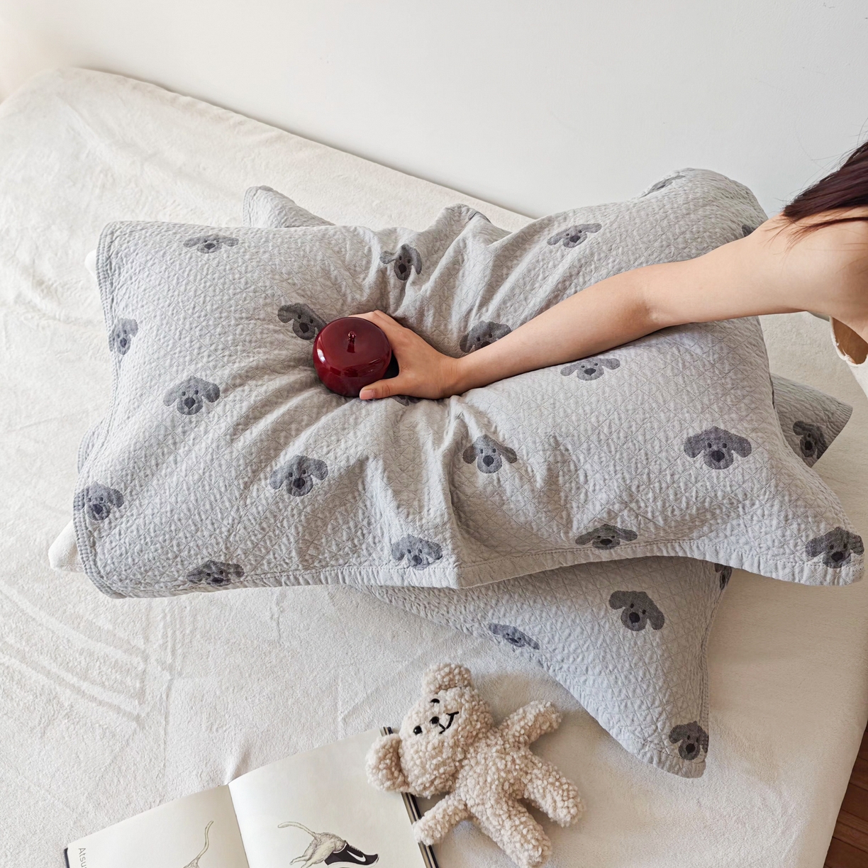 91家纺网 家纺一手货源 找家纺 沐瑟家纺 2026新款卡通小清新枕巾 叮叮狗 灰色