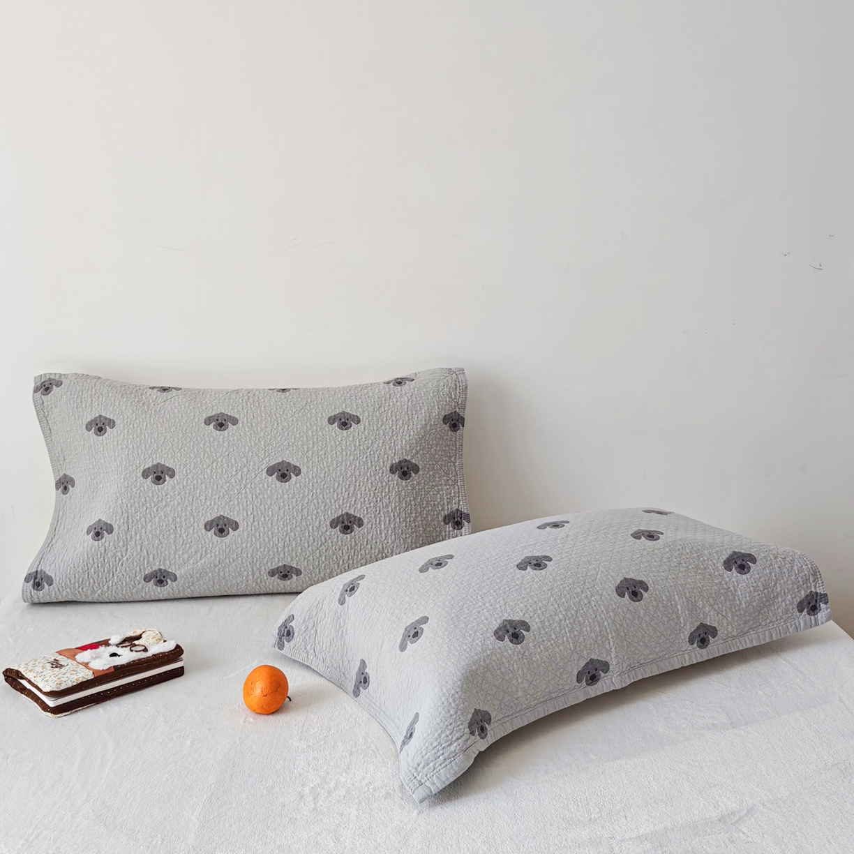 91家纺网 家纺一手货源 找家纺 沐瑟家纺 2026新款卡通小清新枕巾 叮叮狗 灰色