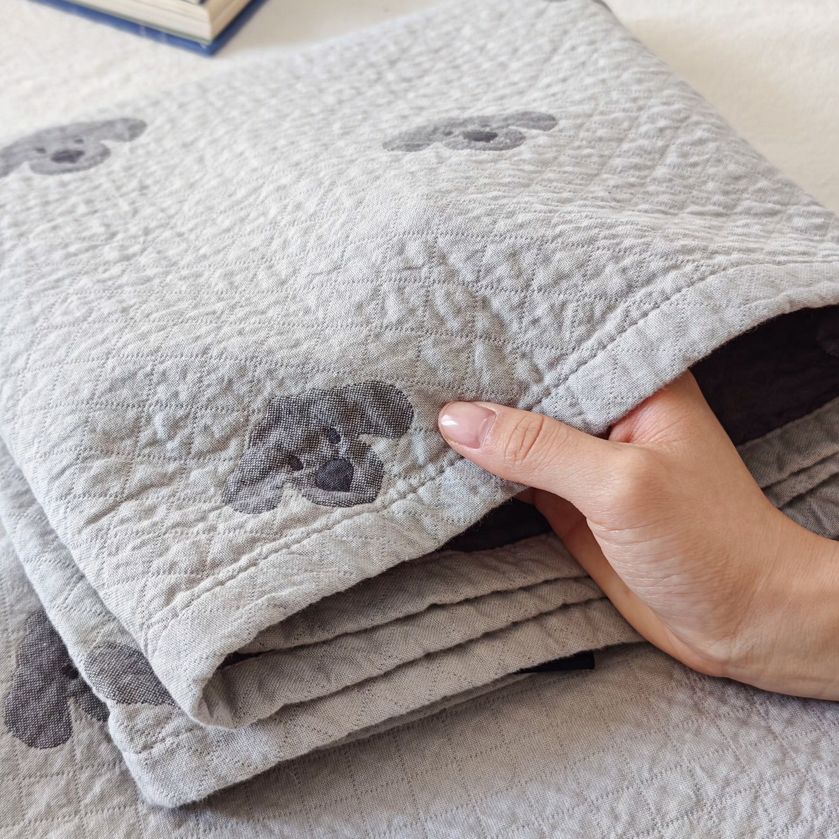 91家纺网 家纺一手货源 找家纺 沐瑟家纺 2026新款卡通小清新枕巾 叮叮狗 灰色