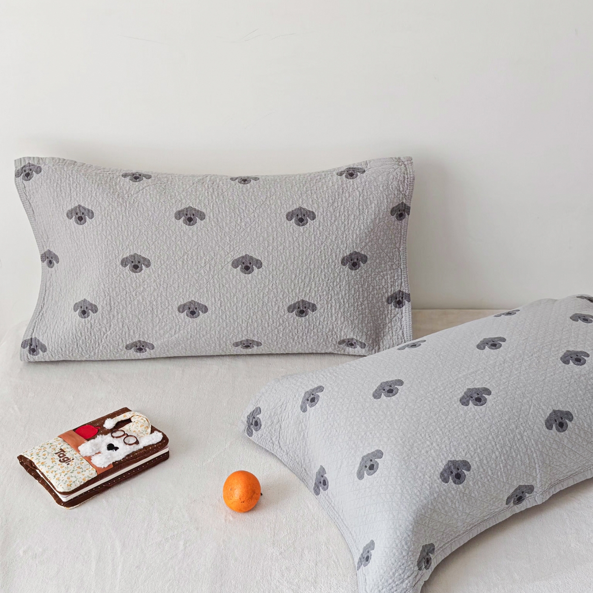 91家纺网 家纺一手货源 找家纺 沐瑟家纺 2026新款卡通小清新枕巾 叮叮狗 灰色