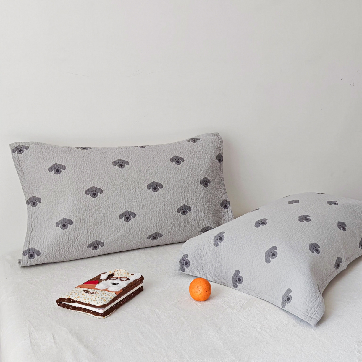 91家纺网 家纺一手货源 找家纺 沐瑟家纺 2026新款卡通小清新枕巾 叮叮狗 灰色