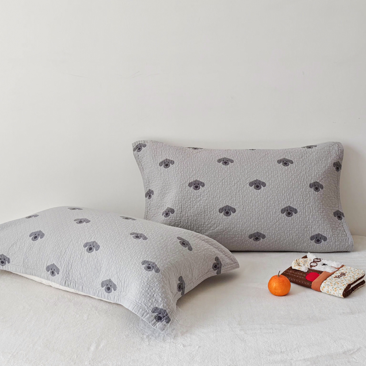 91家纺网 家纺一手货源 找家纺 沐瑟家纺 2026新款卡通小清新枕巾 叮叮狗 灰色