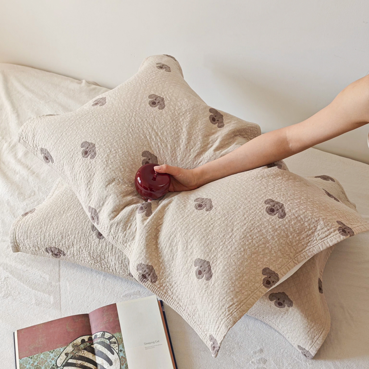 91家纺网 家纺一手货源 找家纺 沐瑟家纺 2026新款卡通小清新枕巾 叮叮狗 浅咖色