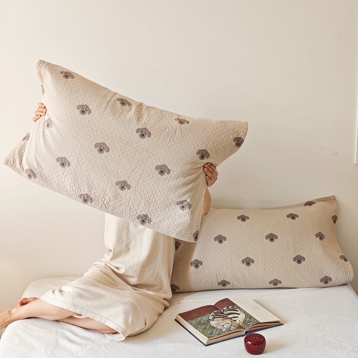 91家纺网 家纺一手货源 找家纺 沐瑟家纺 2026新款卡通小清新枕巾 叮叮狗 浅咖色