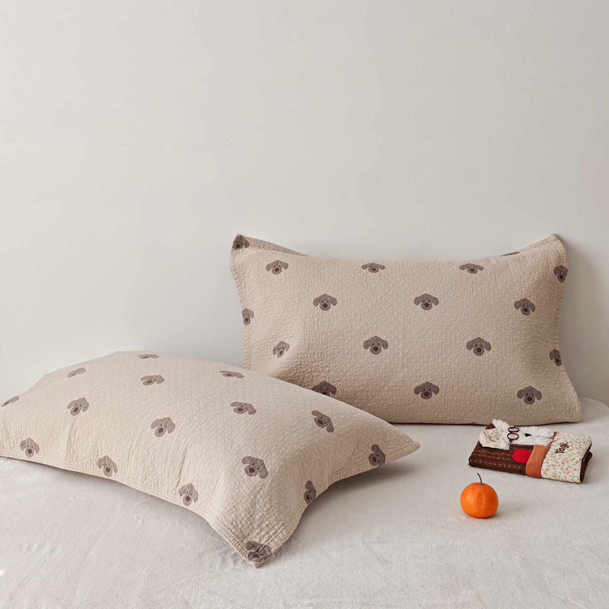 91家纺网 家纺一手货源 找家纺 沐瑟家纺 2026新款卡通小清新枕巾 叮叮狗 浅咖色