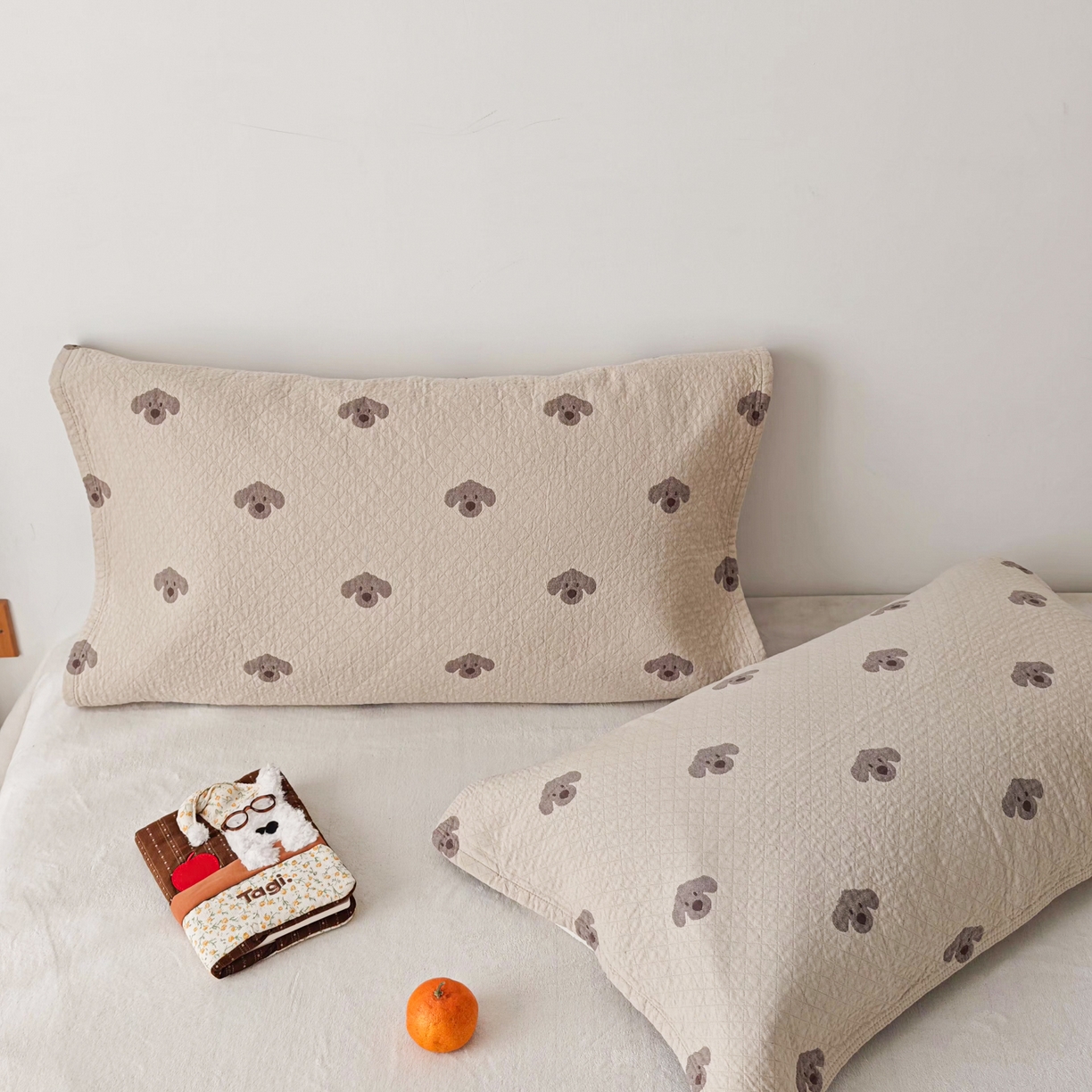 91家纺网 家纺一手货源 找家纺 沐瑟家纺 2026新款卡通小清新枕巾 叮叮狗 浅咖色