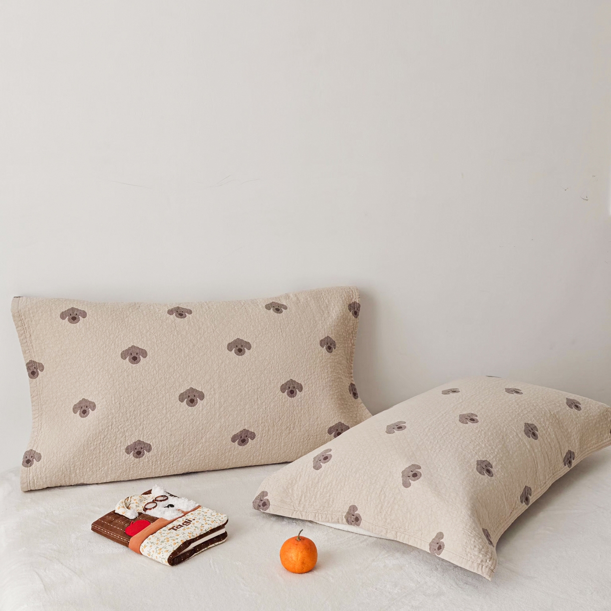 91家纺网 家纺一手货源 找家纺 沐瑟家纺 2026新款卡通小清新枕巾 叮叮狗 浅咖色