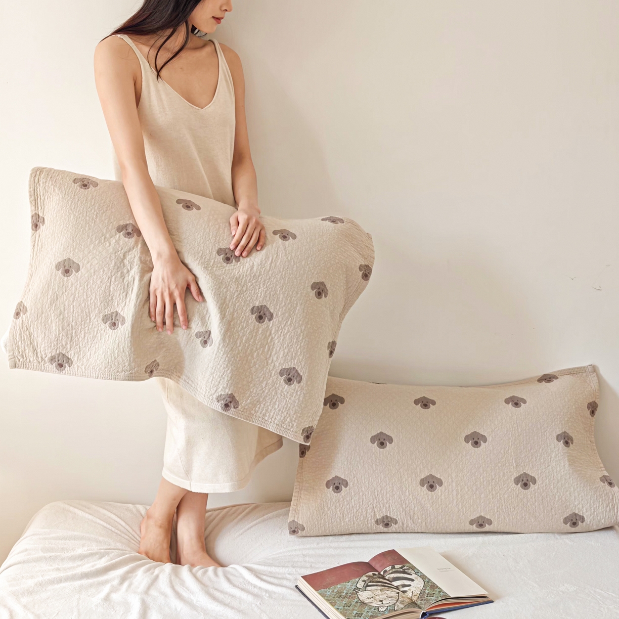 91家纺网 家纺一手货源 找家纺 沐瑟家纺 2026新款卡通小清新枕巾 叮叮狗 浅咖色