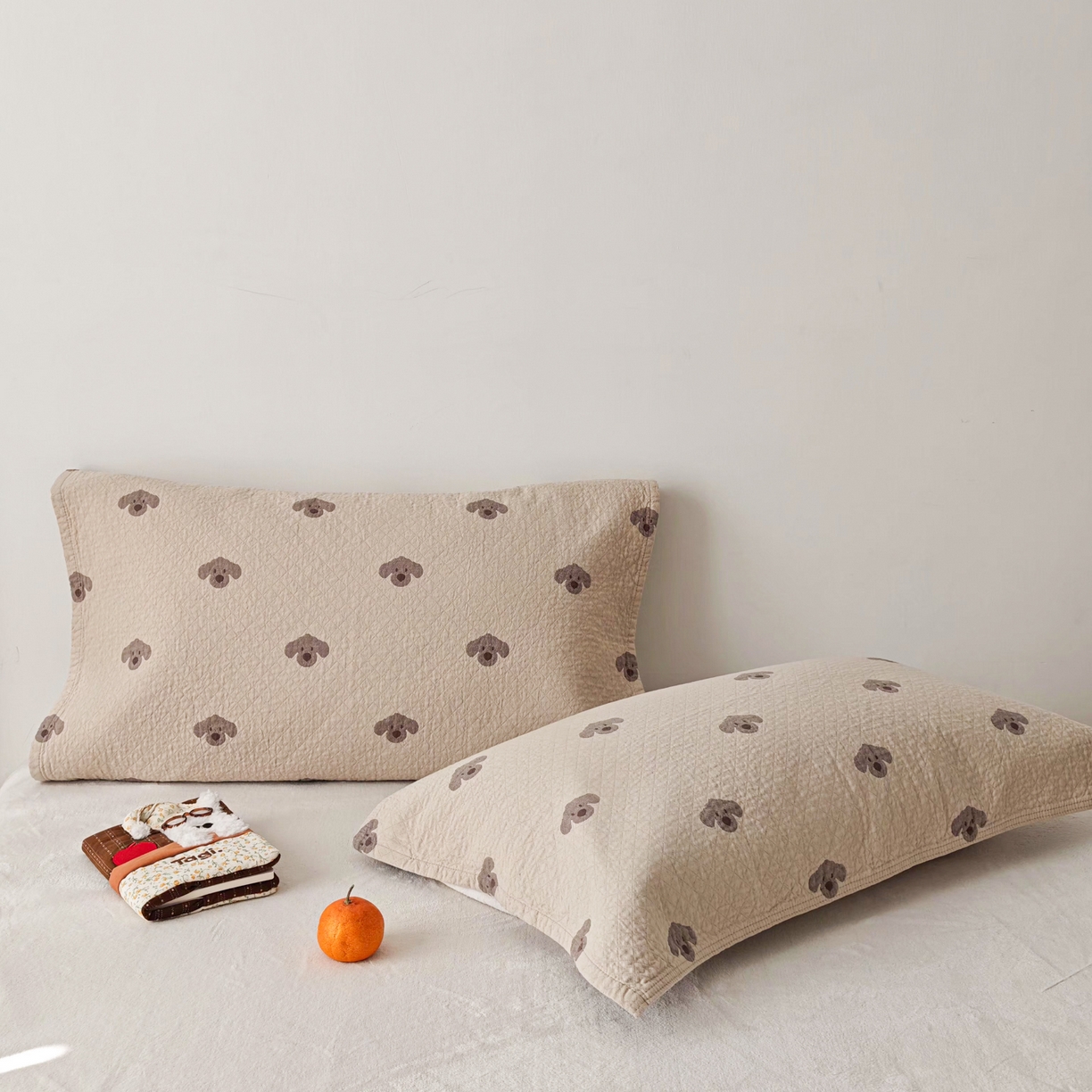 91家纺网 家纺一手货源 找家纺 沐瑟家纺 2026新款卡通小清新枕巾 叮叮狗 浅咖色