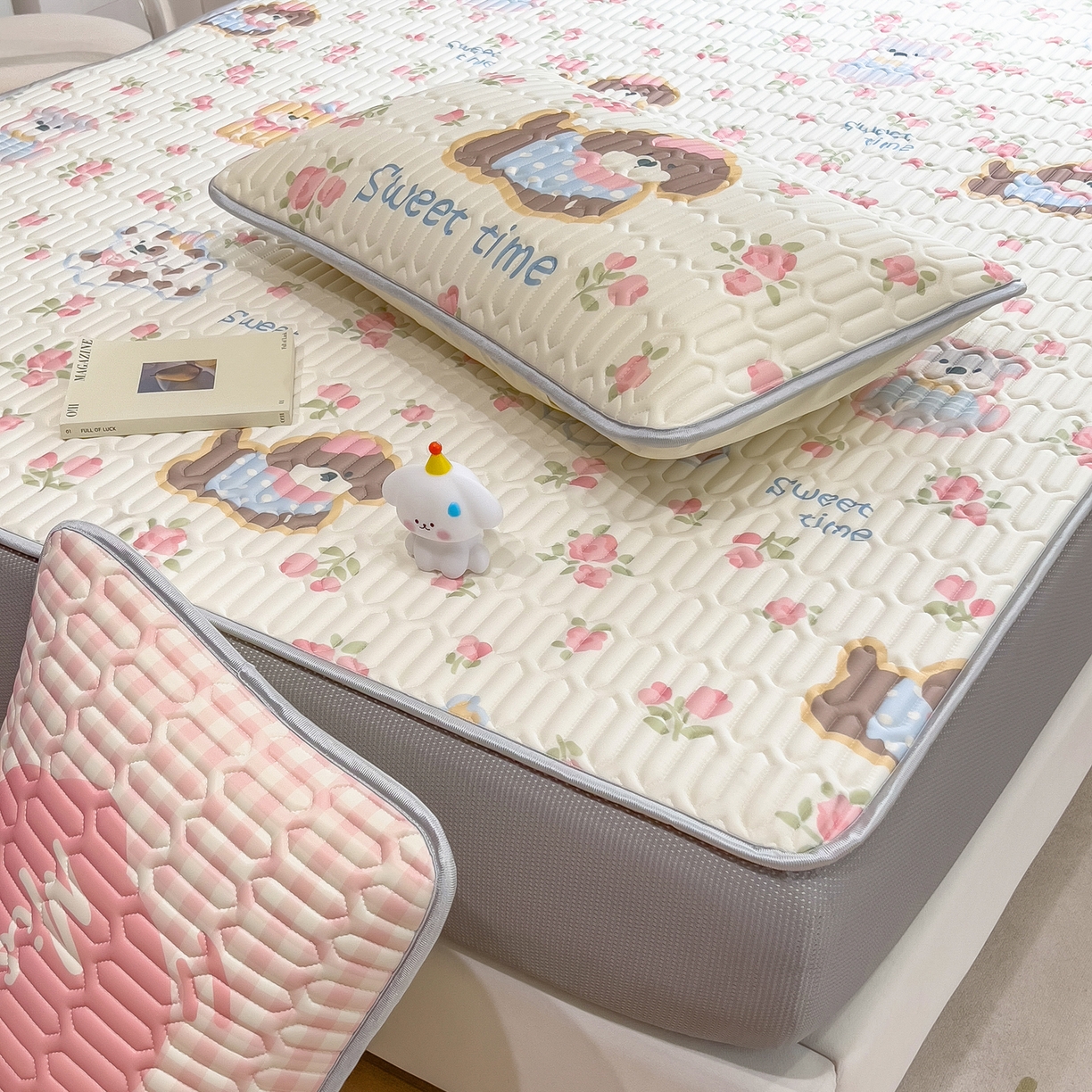 91家纺网 家纺一手货源 找家纺 摩妮卡 2026春夏新款凉感丝印花小清新乳胶凉席席子床笠款三件套 蔷薇萌狗