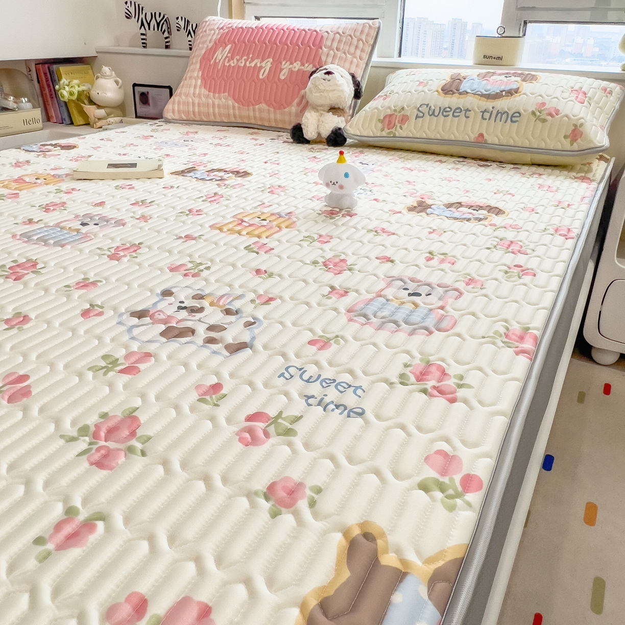 91家纺网 家纺一手货源 找家纺 摩妮卡 2026春夏新款凉感丝印花小清新乳胶凉席席子床笠款三件套 蔷薇萌狗