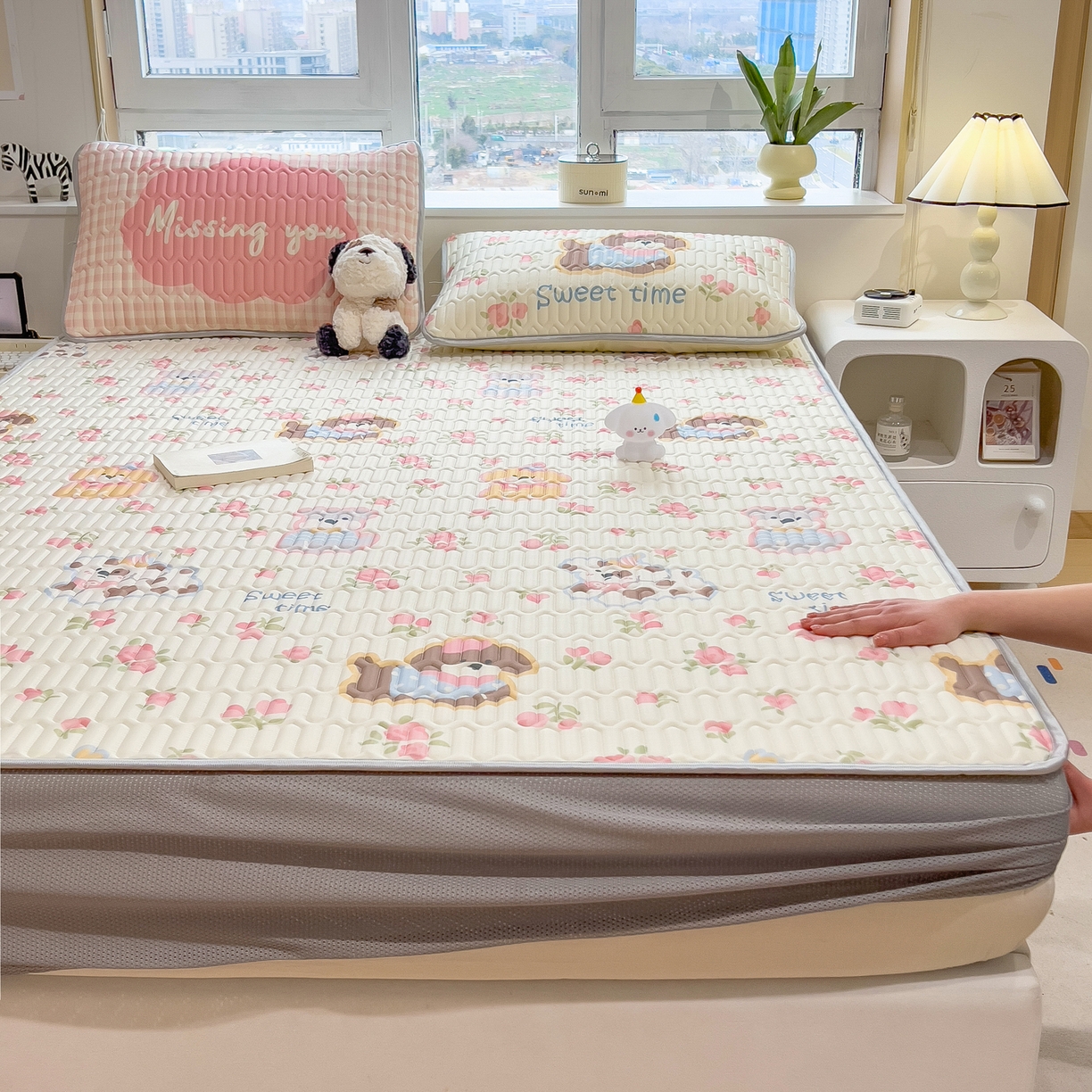 91家纺网 家纺一手货源 找家纺 摩妮卡 2026春夏新款凉感丝印花小清新乳胶凉席席子床笠款三件套 蔷薇萌狗