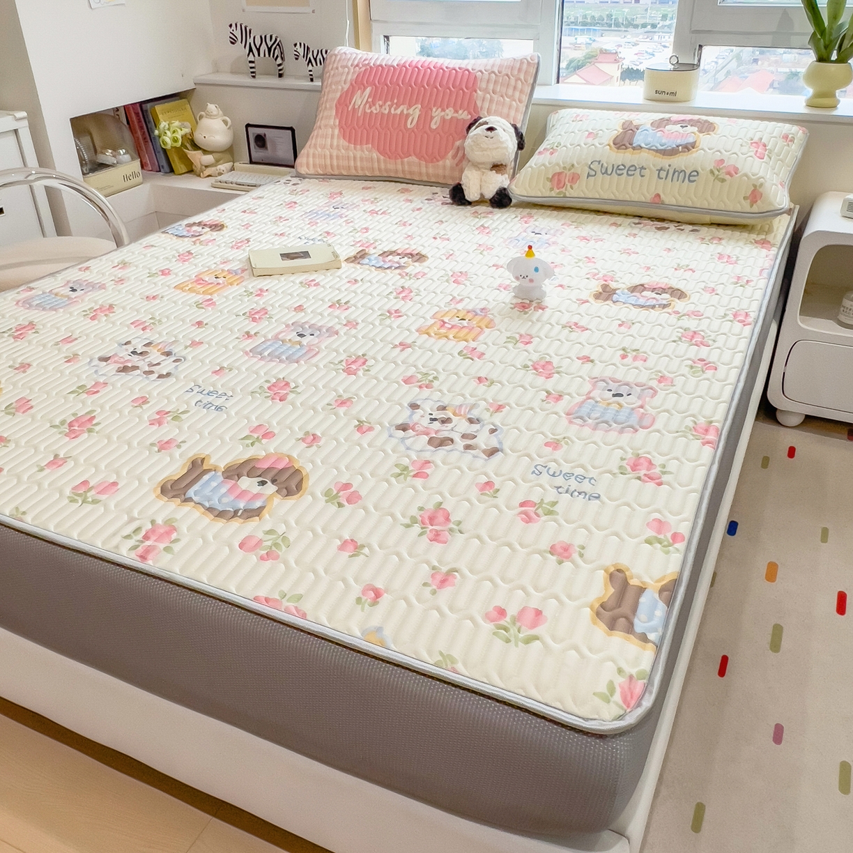 91家纺网 家纺一手货源 找家纺 摩妮卡 2026春夏新款凉感丝印花小清新乳胶凉席席子床笠款三件套 蔷薇萌狗