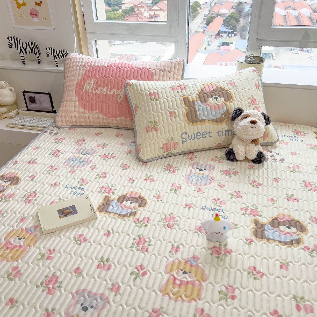 91家纺网 家纺一手货源 找家纺 摩妮卡 2026春夏新款凉感丝印花小清新乳胶凉席席子床笠款三件套 蔷薇萌狗