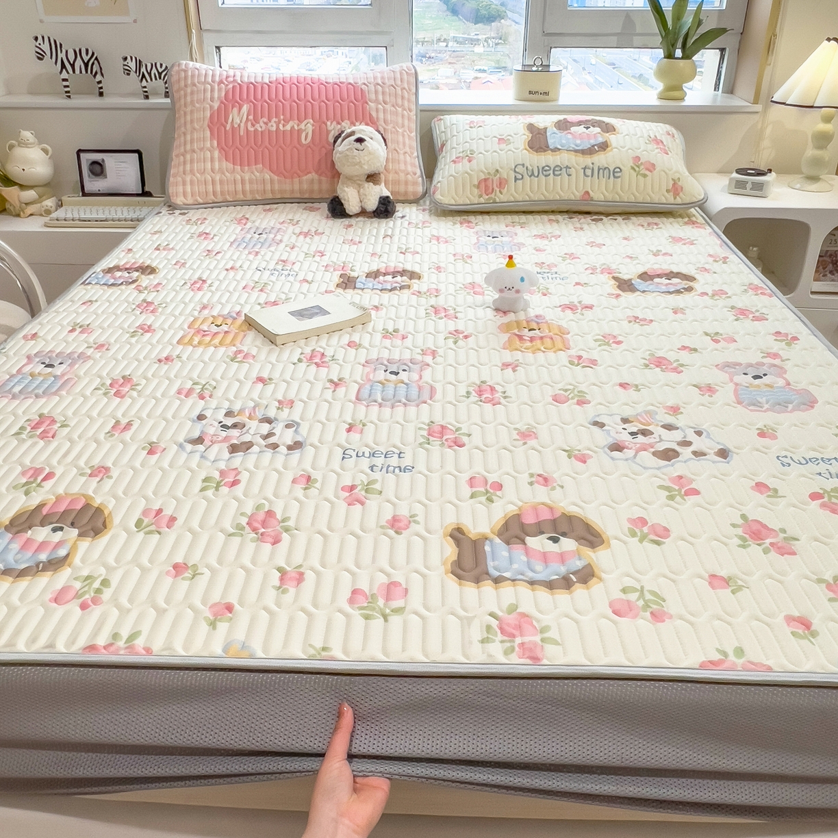 91家纺网 家纺一手货源 找家纺 摩妮卡 2026春夏新款凉感丝印花小清新乳胶凉席席子床笠款三件套 蔷薇萌狗