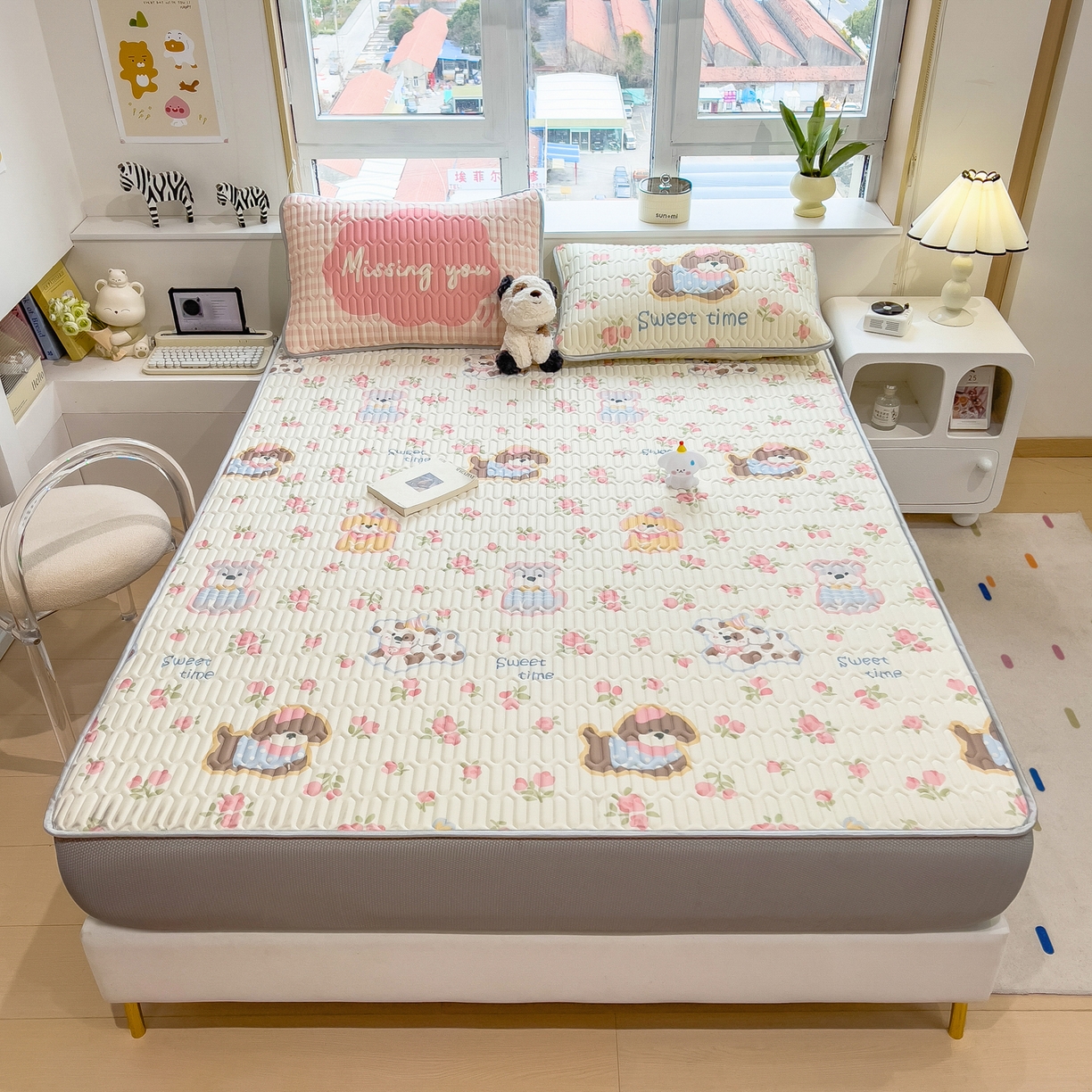 91家纺网 家纺一手货源 找家纺 摩妮卡 2026春夏新款凉感丝印花小清新乳胶凉席席子床笠款三件套 蔷薇萌狗