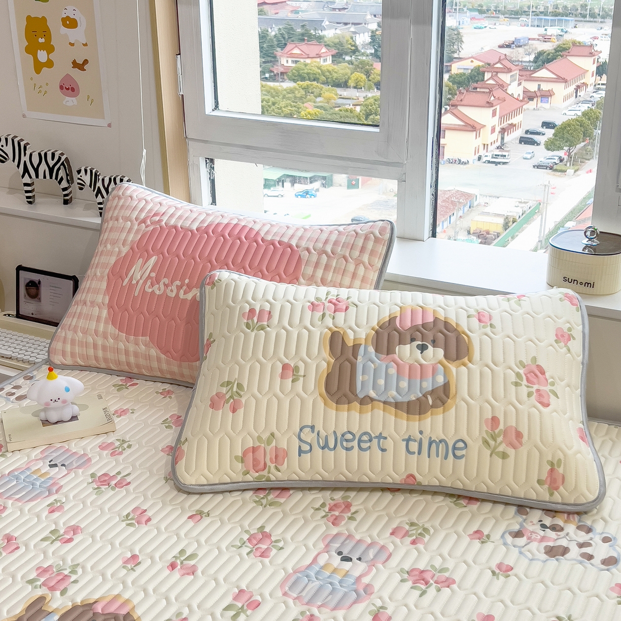 91家纺网 家纺一手货源 找家纺 摩妮卡 2026春夏新款凉感丝印花小清新乳胶凉席席子床笠款三件套 蔷薇萌狗