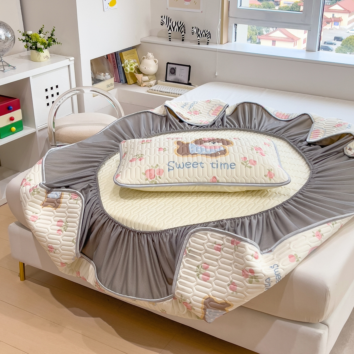 91家纺网 家纺一手货源 找家纺 摩妮卡 2026春夏新款凉感丝印花小清新乳胶凉席席子床笠款三件套 蔷薇萌狗