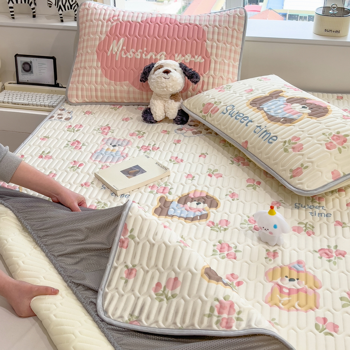 91家纺网 家纺一手货源 找家纺 摩妮卡 2026春夏新款凉感丝印花小清新乳胶凉席席子床笠款三件套 蔷薇萌狗