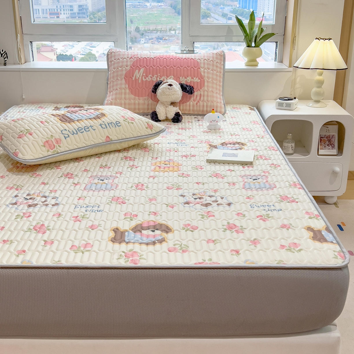 91家纺网 家纺一手货源 找家纺 摩妮卡 2026春夏新款凉感丝印花小清新乳胶凉席席子床笠款三件套 蔷薇萌狗