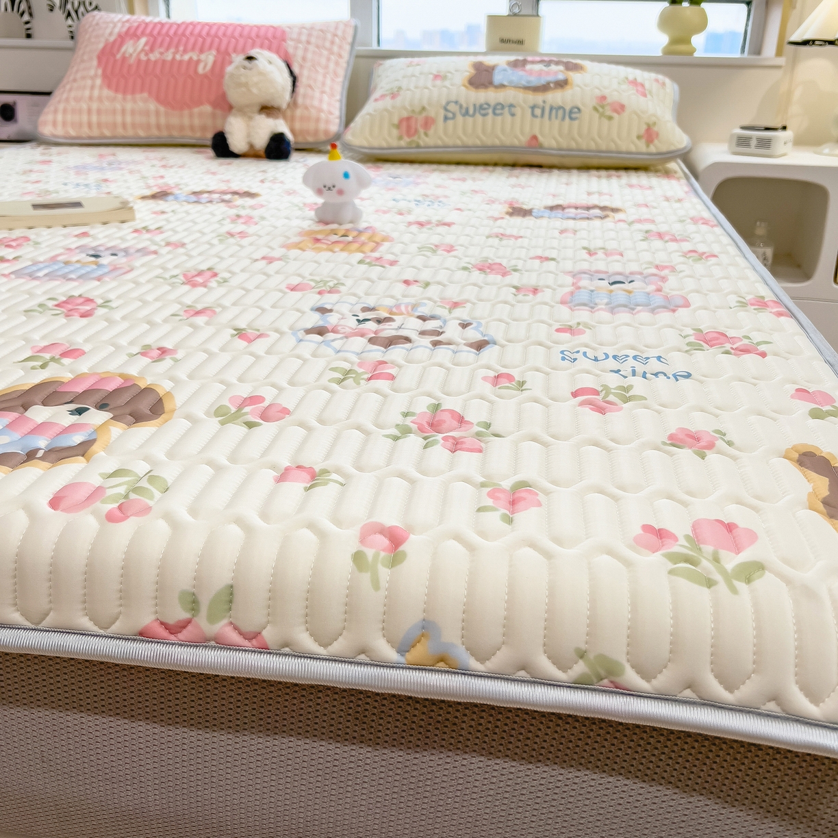 91家纺网 家纺一手货源 找家纺 摩妮卡 2026春夏新款凉感丝印花小清新乳胶凉席席子床笠款三件套 蔷薇萌狗