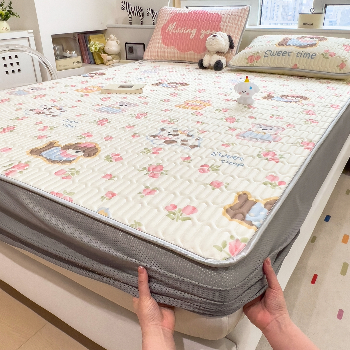 91家纺网 家纺一手货源 找家纺 摩妮卡 2026春夏新款凉感丝印花小清新乳胶凉席席子床笠款三件套 蔷薇萌狗