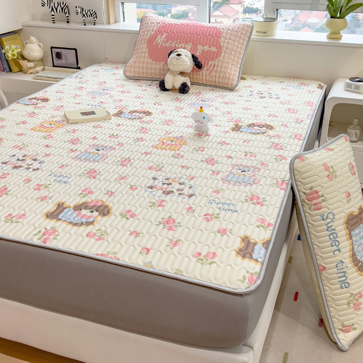 91家纺网 家纺一手货源 找家纺 摩妮卡 2026春夏新款凉感丝印花小清新乳胶凉席席子床笠款三件套 蔷薇萌狗