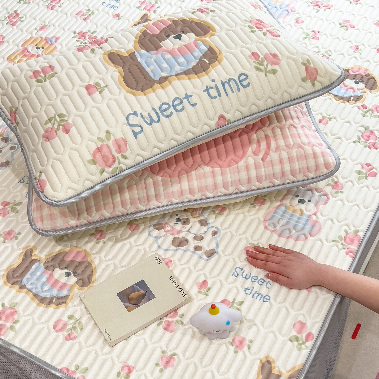 91家纺网 家纺一手货源 找家纺 摩妮卡 2026春夏新款凉感丝印花小清新乳胶凉席席子床笠款三件套 蔷薇萌狗