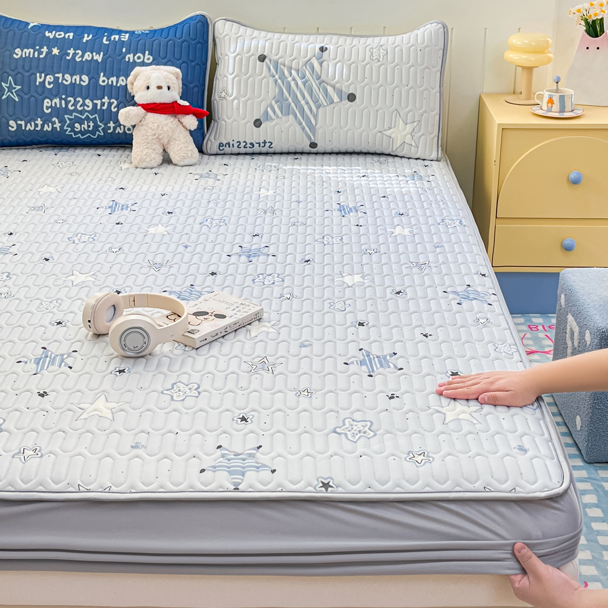 91家纺网 家纺一手货源 找家纺 摩妮卡 2026春夏新款凉感丝印花小清新乳胶凉席席子床笠款三件套 闪亮星星