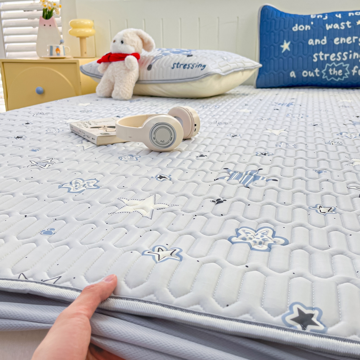 91家纺网 家纺一手货源 找家纺 摩妮卡 2026春夏新款凉感丝印花小清新乳胶凉席席子床笠款三件套 闪亮星星