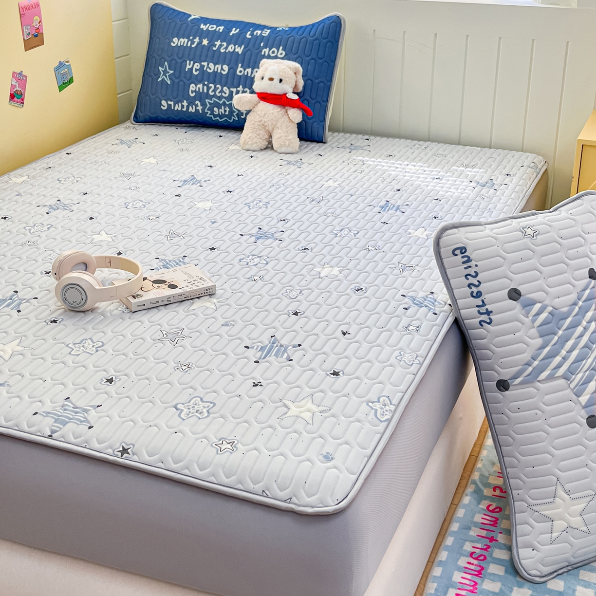 91家纺网 家纺一手货源 找家纺 摩妮卡 2026春夏新款凉感丝印花小清新乳胶凉席席子床笠款三件套 闪亮星星