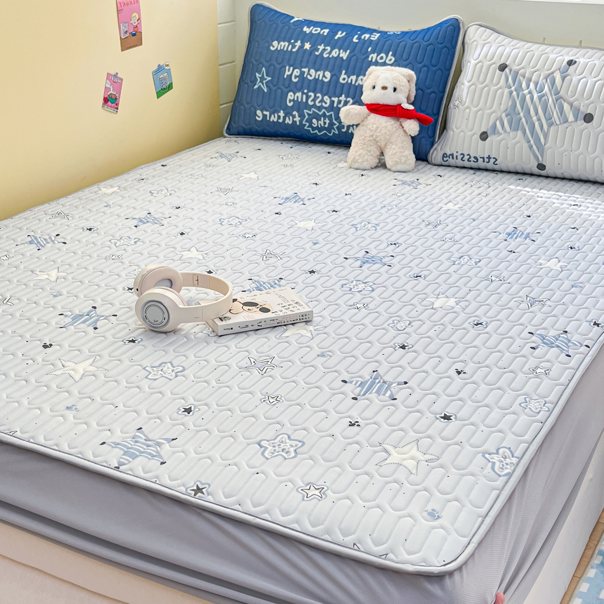 91家纺网 家纺一手货源 找家纺 摩妮卡 2026春夏新款凉感丝印花小清新乳胶凉席席子床笠款三件套 闪亮星星