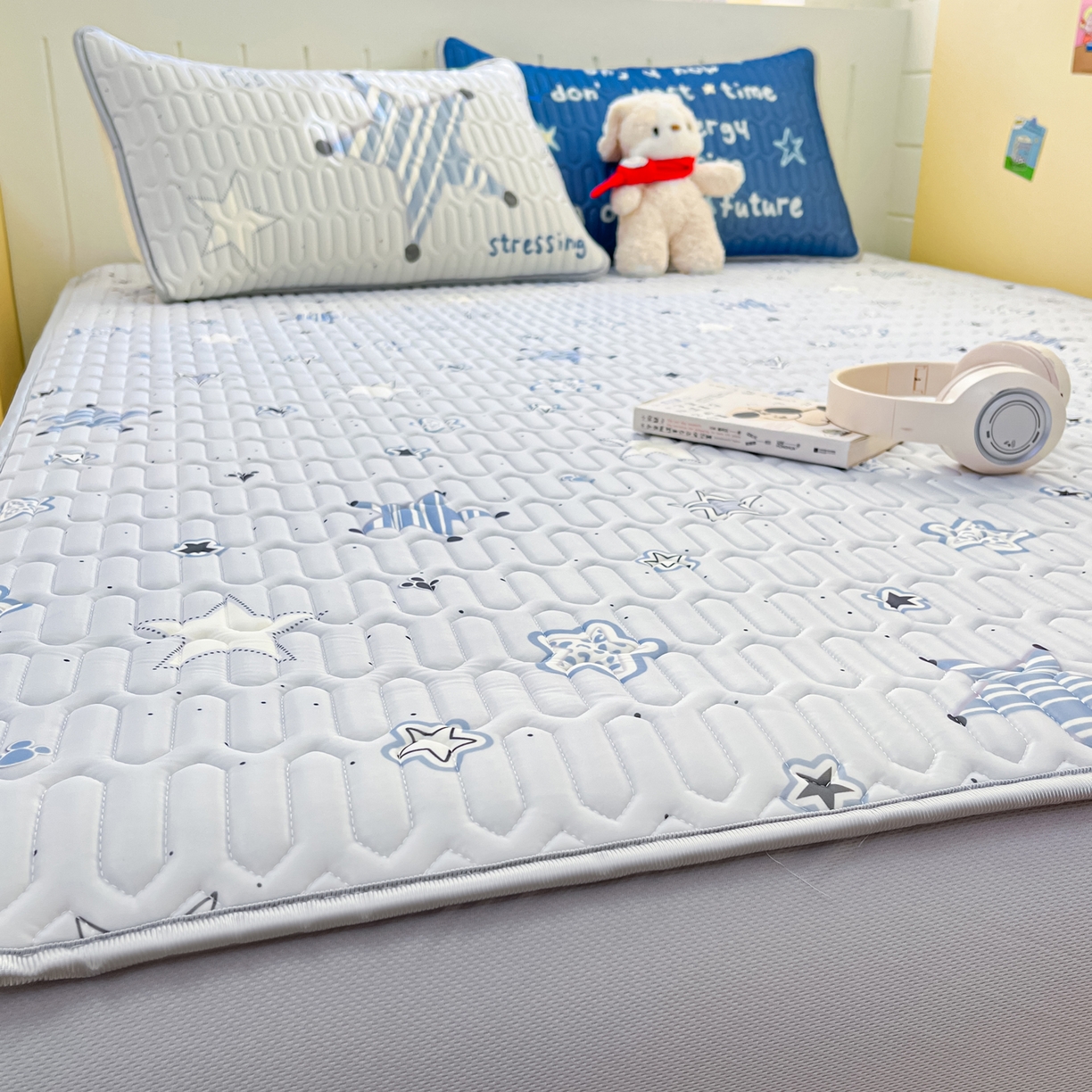 91家纺网 家纺一手货源 找家纺 摩妮卡 2026春夏新款凉感丝印花小清新乳胶凉席席子床笠款三件套 闪亮星星