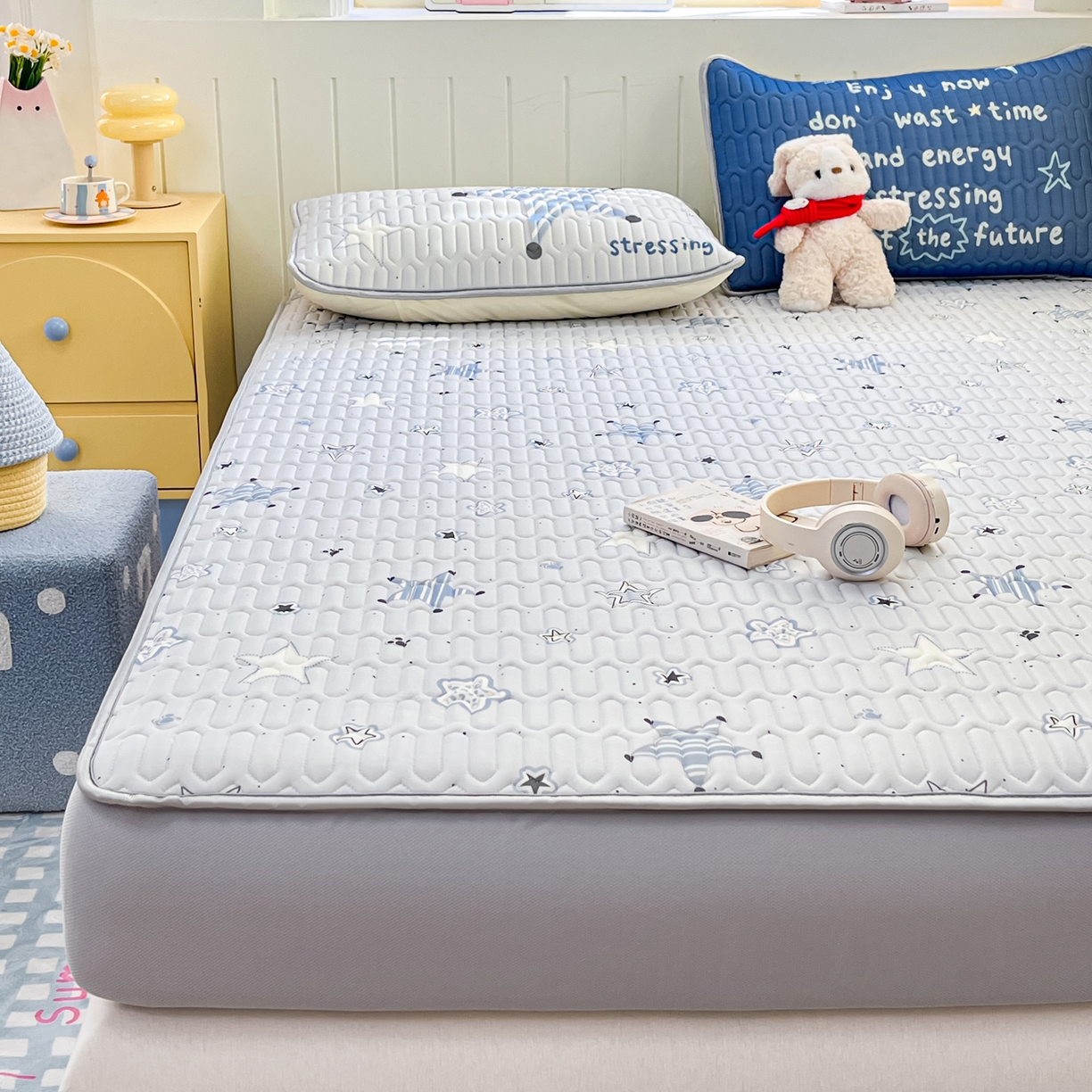 91家纺网 家纺一手货源 找家纺 摩妮卡 2026春夏新款凉感丝印花小清新乳胶凉席席子床笠款三件套 闪亮星星