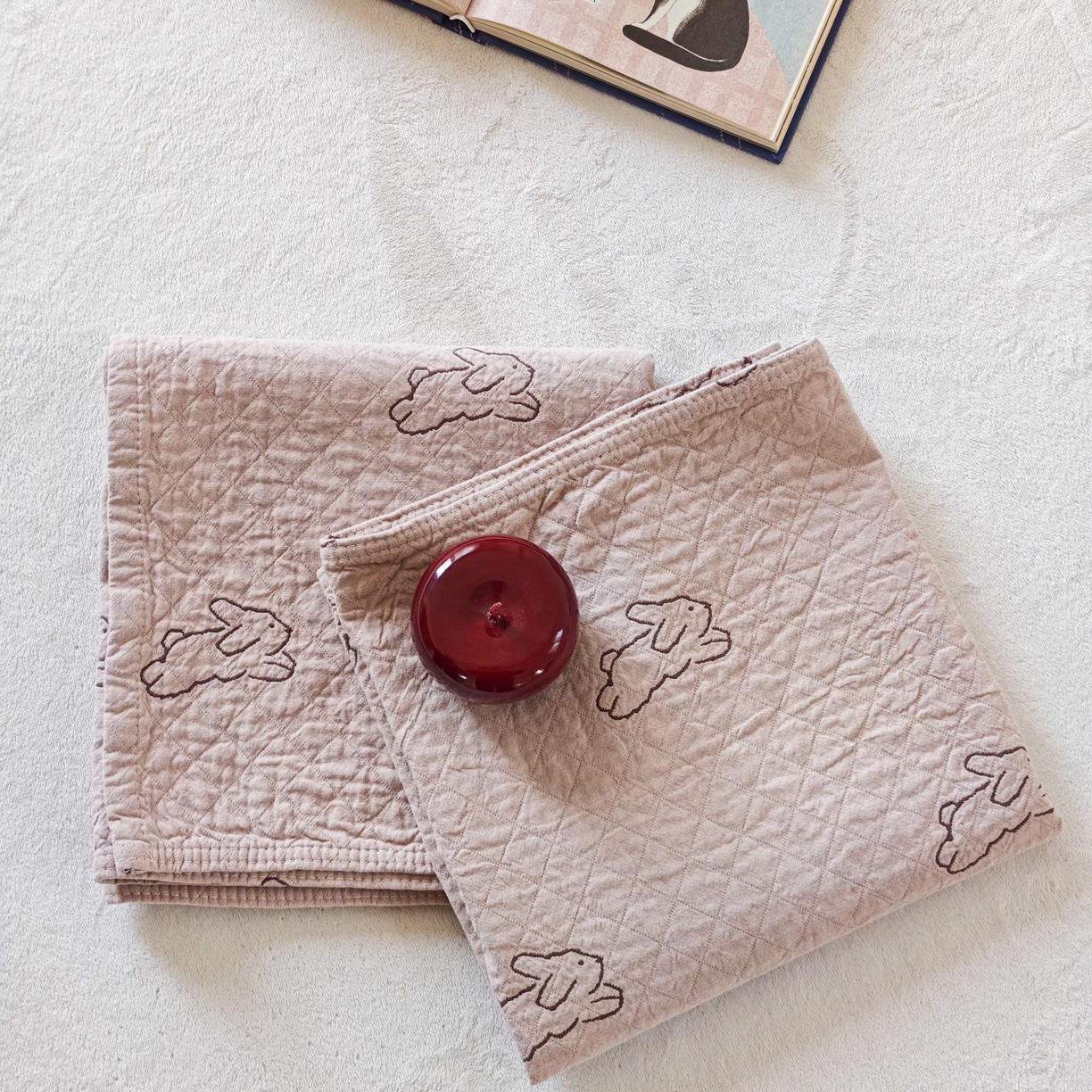 91家纺网 家纺一手货源 找家纺 沐瑟家纺 2026新款卡通小清新枕巾 浅跳兔 粉色