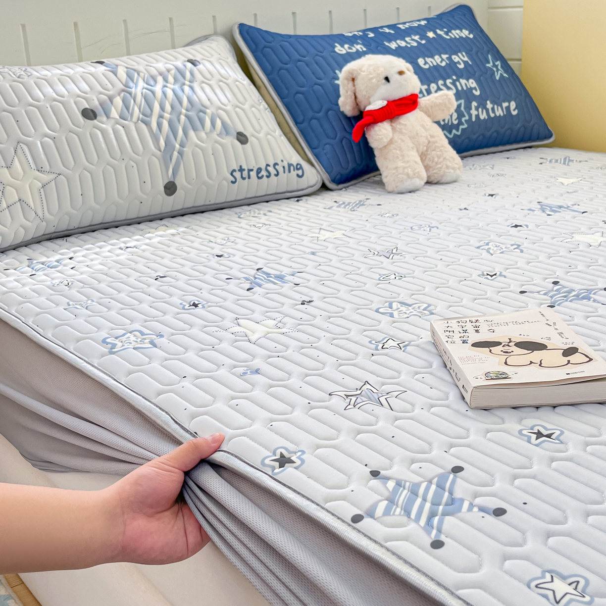 91家纺网 家纺一手货源 找家纺 摩妮卡 2026春夏新款凉感丝印花小清新乳胶凉席席子床笠款三件套 闪亮星星