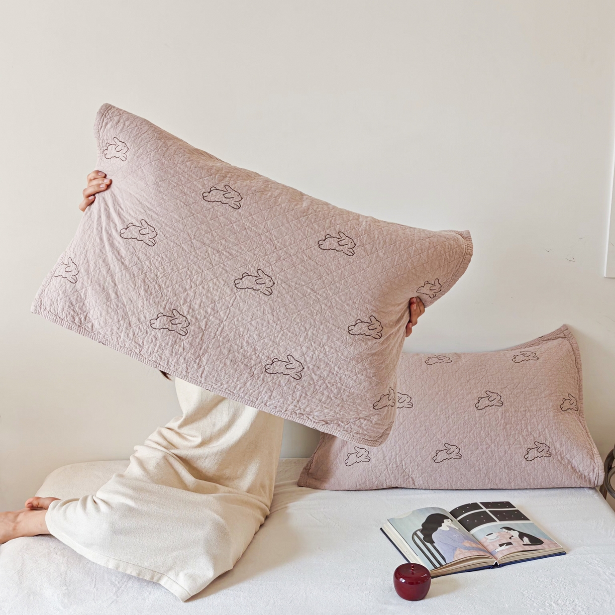 91家纺网 家纺一手货源 找家纺 沐瑟家纺 2026新款卡通小清新枕巾 浅跳兔 粉色