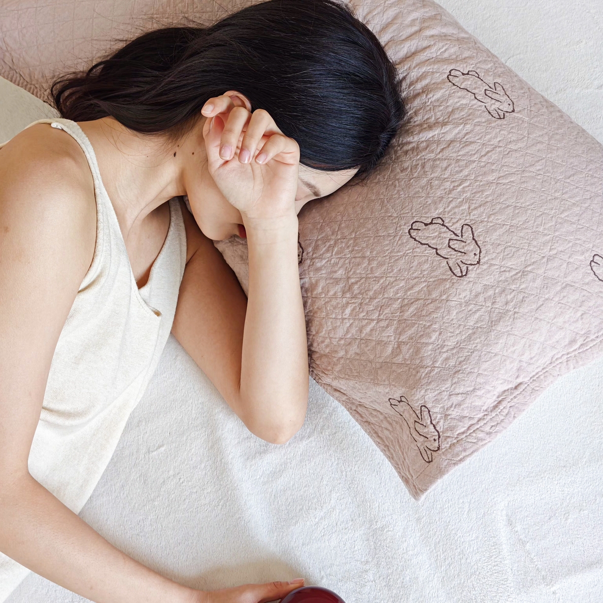 91家纺网 家纺一手货源 找家纺 沐瑟家纺 2026新款卡通小清新枕巾 浅跳兔 粉色