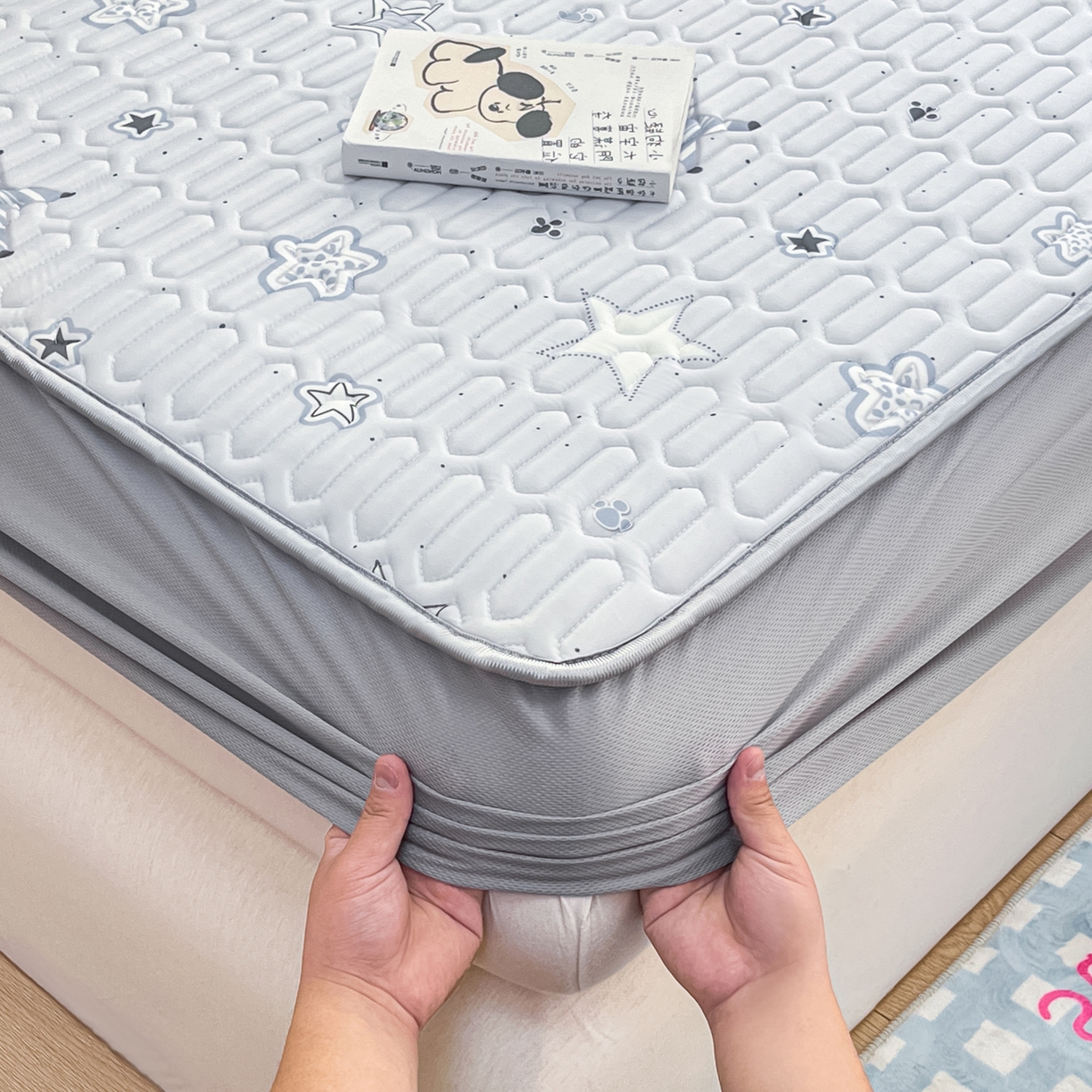 91家纺网 家纺一手货源 找家纺 摩妮卡 2026春夏新款凉感丝印花小清新乳胶凉席席子床笠款三件套 闪亮星星