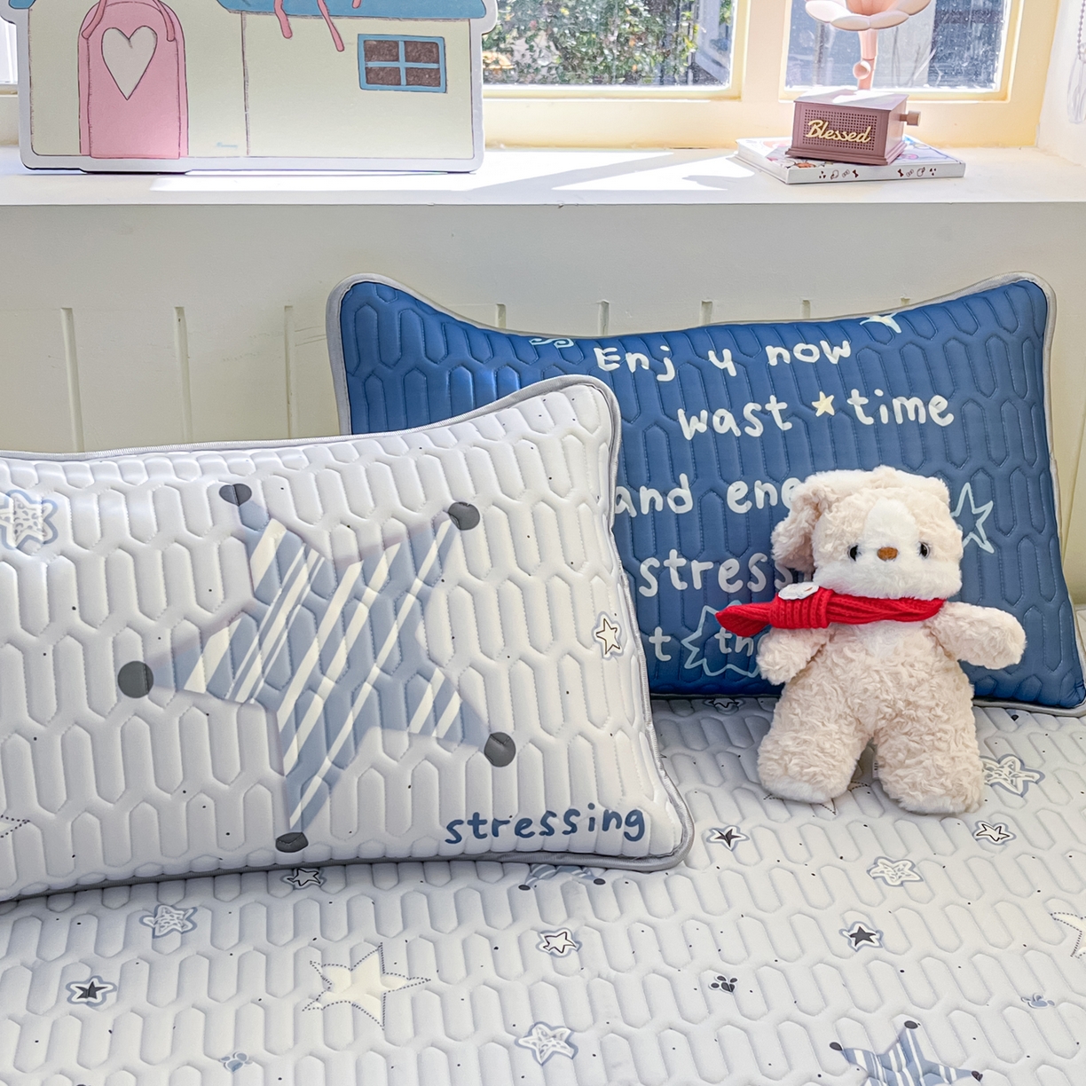 91家纺网 家纺一手货源 找家纺 摩妮卡 2026春夏新款凉感丝印花小清新乳胶凉席席子床笠款三件套 闪亮星星