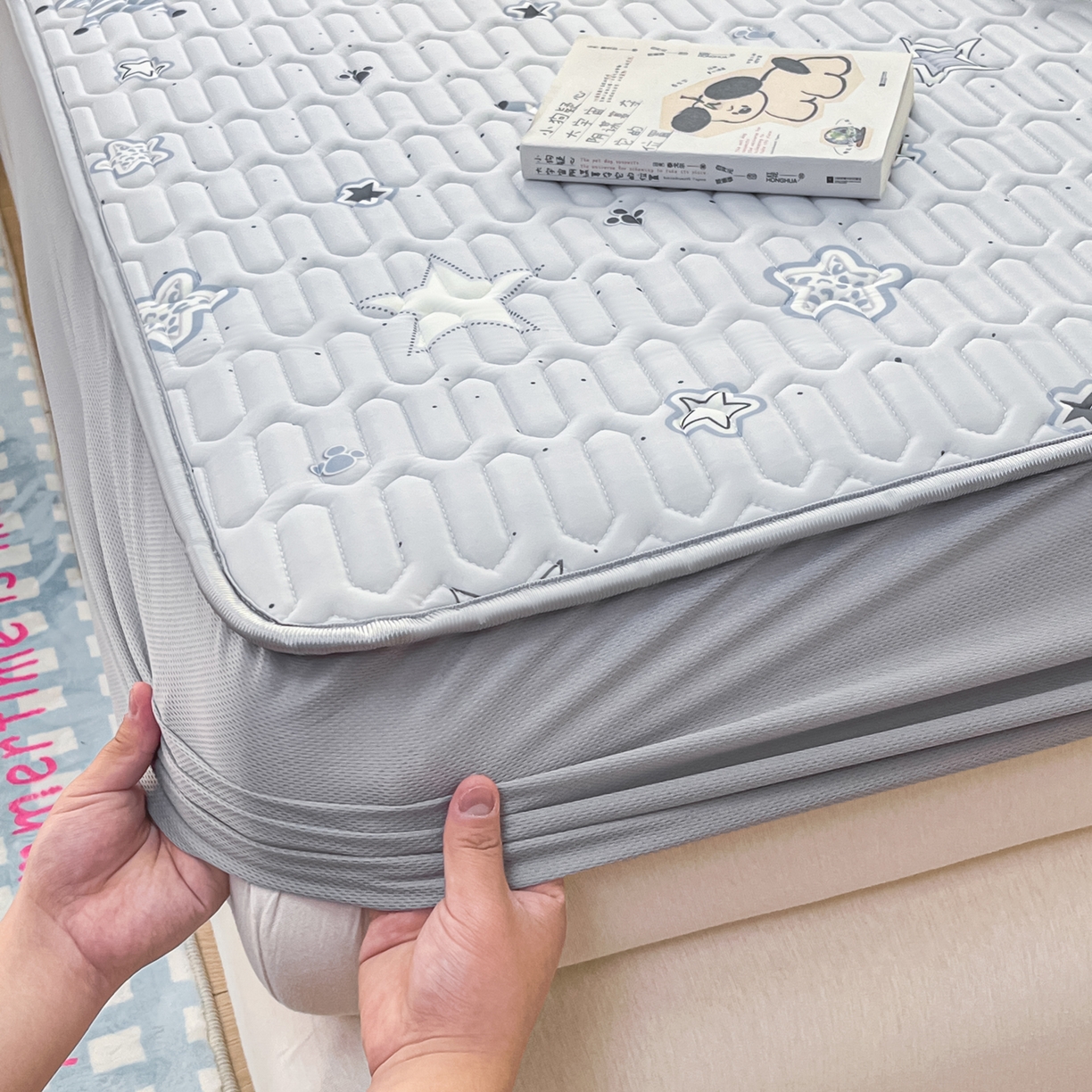 91家纺网 家纺一手货源 找家纺 摩妮卡 2026春夏新款凉感丝印花小清新乳胶凉席席子床笠款三件套 闪亮星星