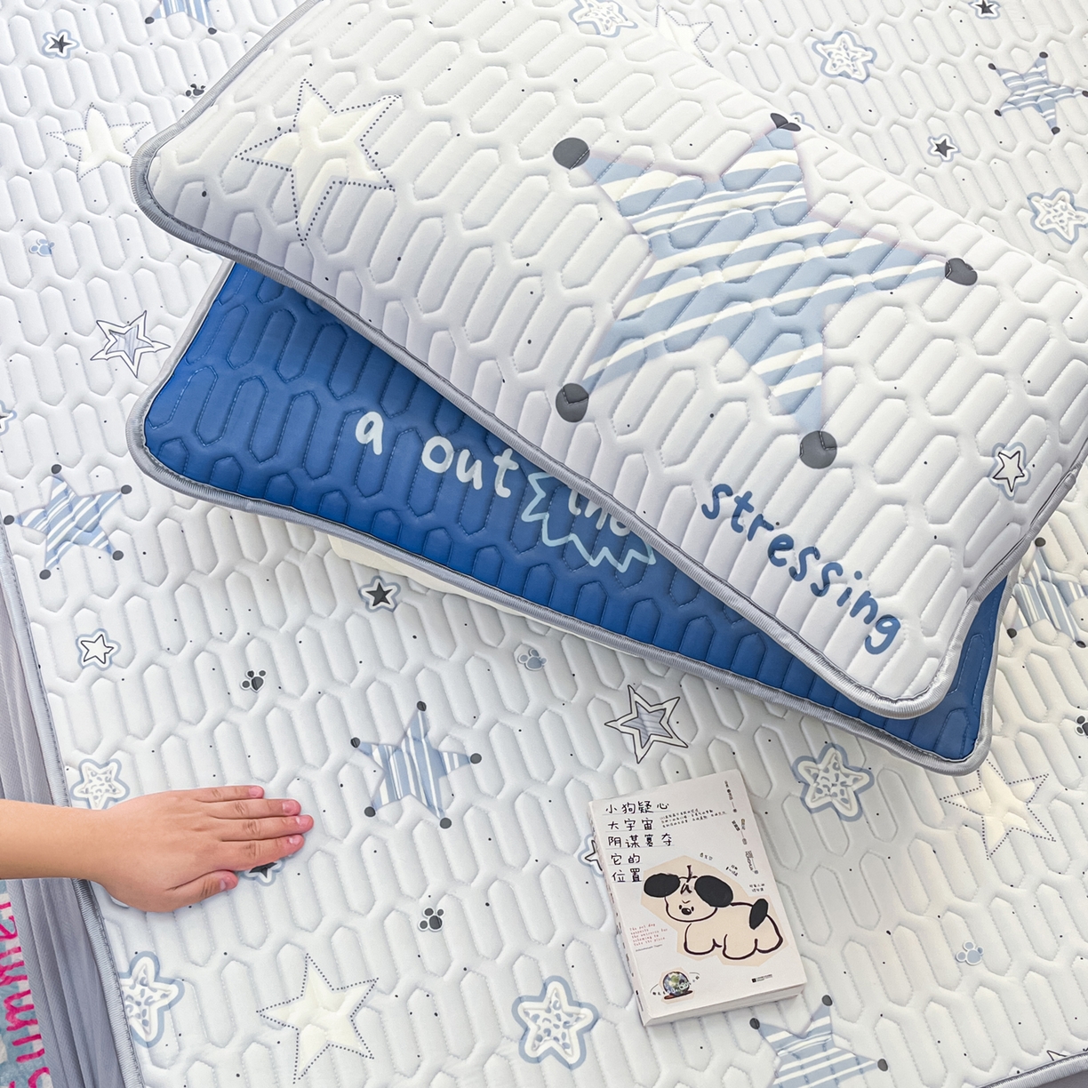 91家纺网 家纺一手货源 找家纺 摩妮卡 2026春夏新款凉感丝印花小清新乳胶凉席席子床笠款三件套 闪亮星星