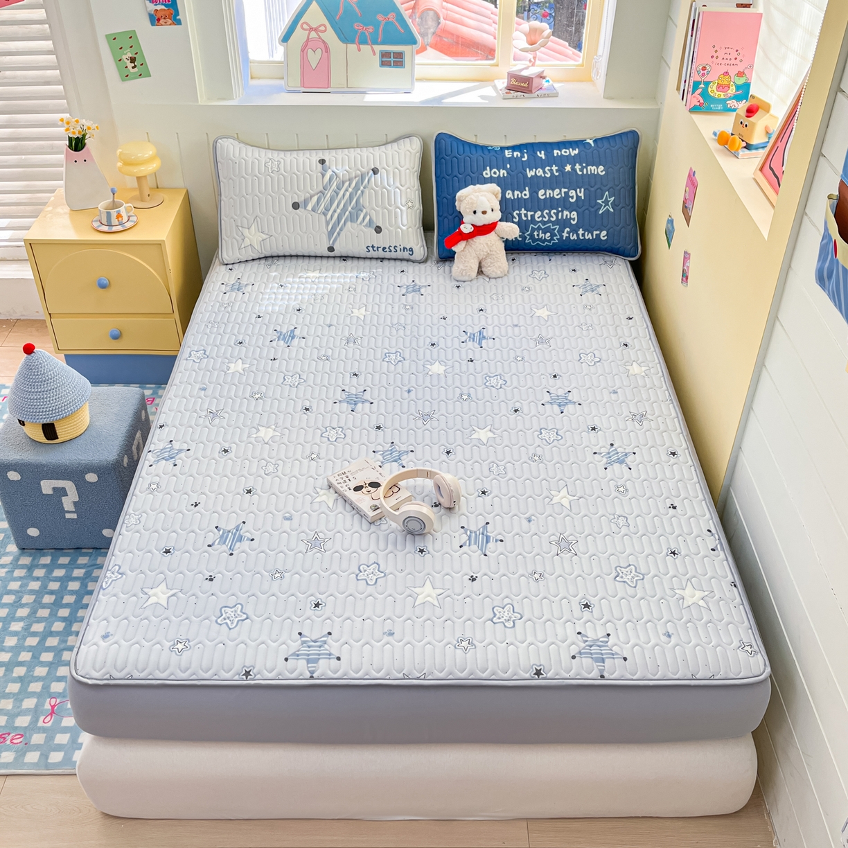 91家纺网 家纺一手货源 找家纺 摩妮卡 2026春夏新款凉感丝印花小清新乳胶凉席席子床笠款三件套 闪亮星星