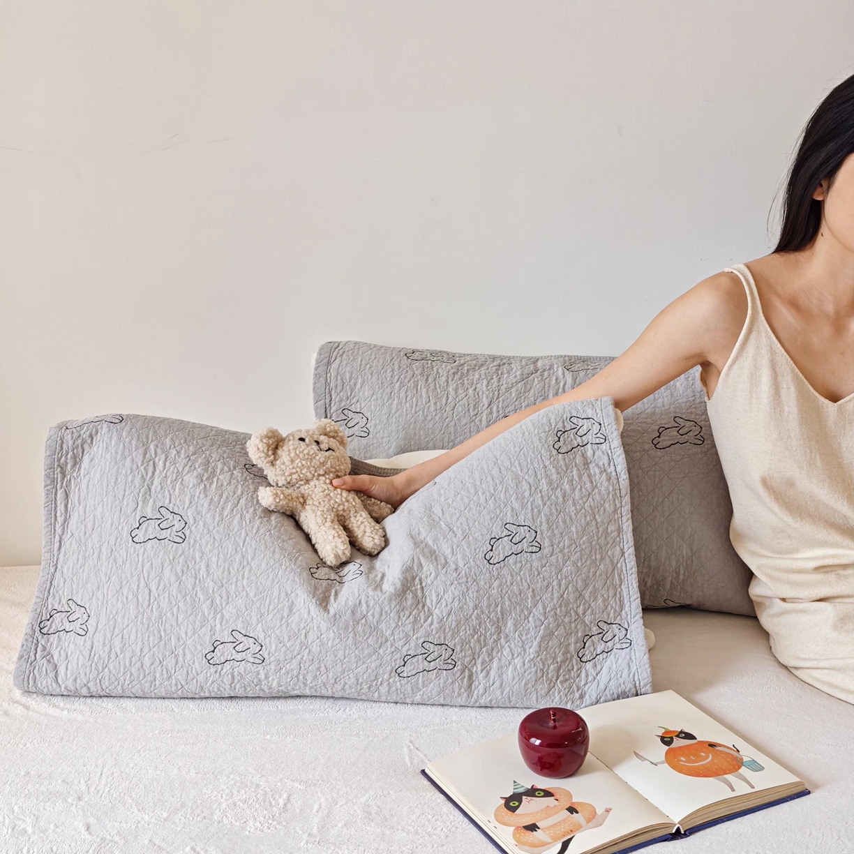 沐瑟家纺 2026新款卡通小清新枕巾 浅跳兔 灰色
