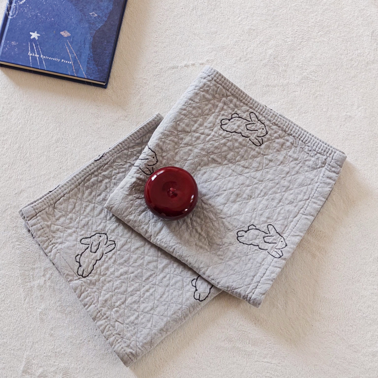 91家纺网 家纺一手货源 找家纺 沐瑟家纺 2026新款卡通小清新枕巾 浅跳兔 灰色